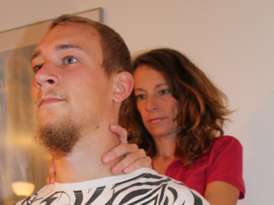 Sylvia Maleschek behandelt einen Patienten mit Nackenschmerzen