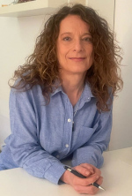 Sylvia Malescheck auf einen Tisch gestützt