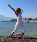 Sylvia Malescheck in Yoga-Position